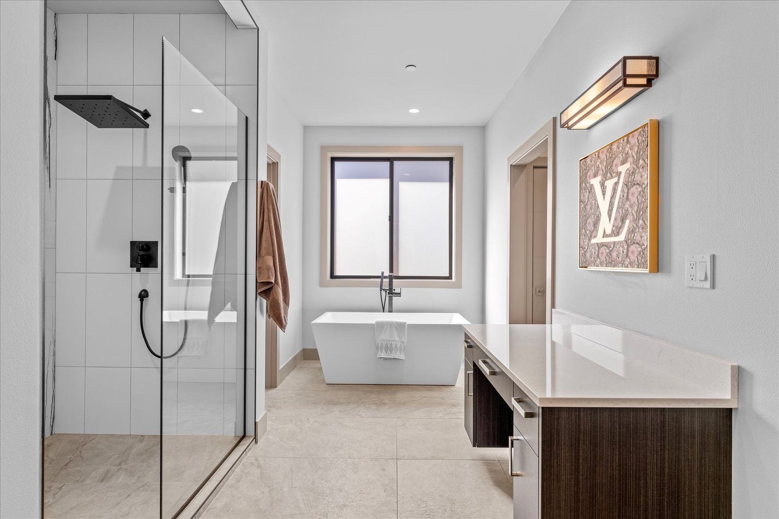 Freestanding soaking tub